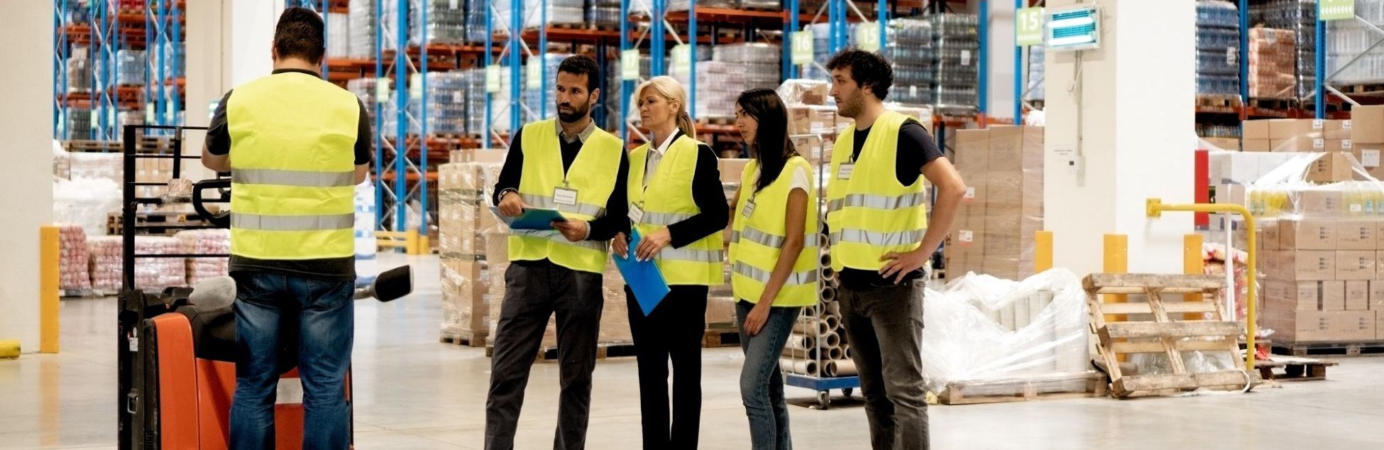 To enable our customers to benefit from the wide ranging functions of our safety and assistance systems, we have developed a dedicated training programme for their technicians.